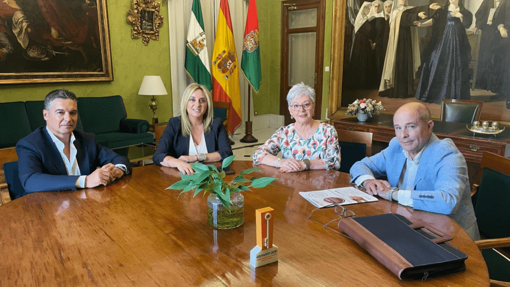 Los miembros de la Comisión Promotora de la ILP, junto a la Alcaldesa de Granada